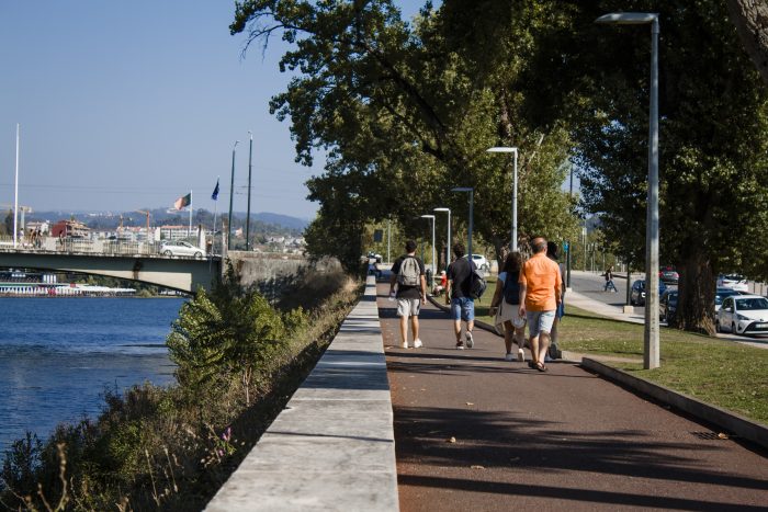 pessoas passear rio mondego